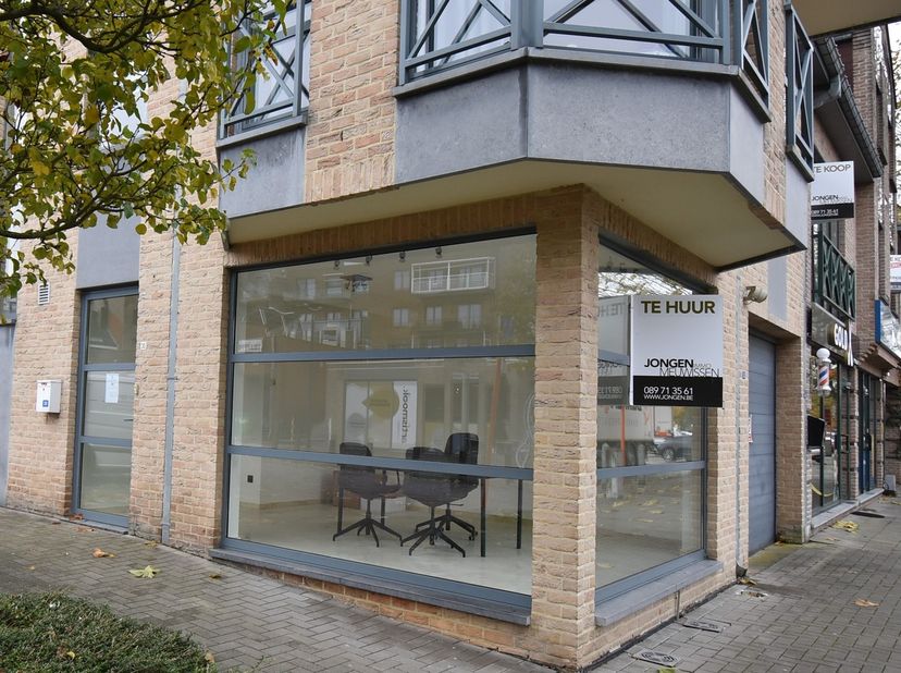 Goed gelegen handelspand in Lanaken&lt;br /&gt;
gelegen aan het Molenweideplein, met veel parking in de onmiddellijke omgeving.&lt;br /&gt;
veel etalage&lt;br /&gt;
wc