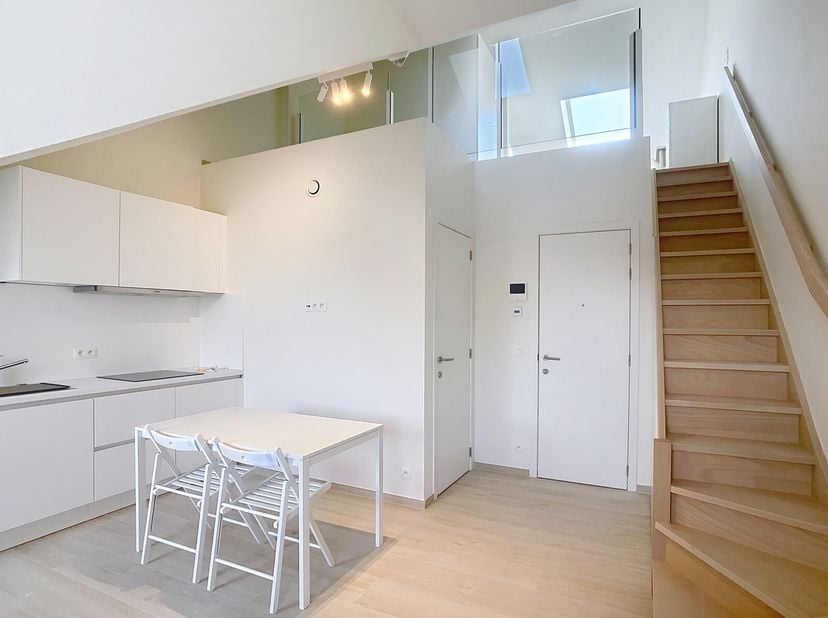 In het hartje van Leuven, in de mooiste straat van het centrum, bevindt zich deze prachtige studio in een karaktervol gebouw dat volledig gerenoveerd