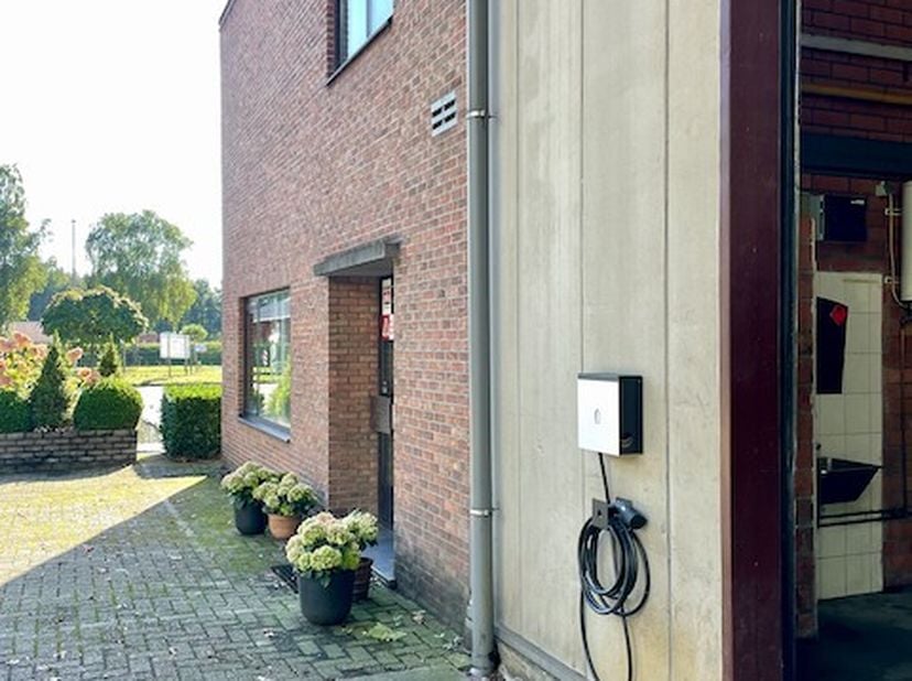 Ideaal gelegen rond Turnhout ligt dit terrein te huur.&lt;br /&gt;
&lt;br /&gt;
Huurprijs afhankelijk van de gekozen combinaties in overleg met de eigenaar.&lt;br /&gt;