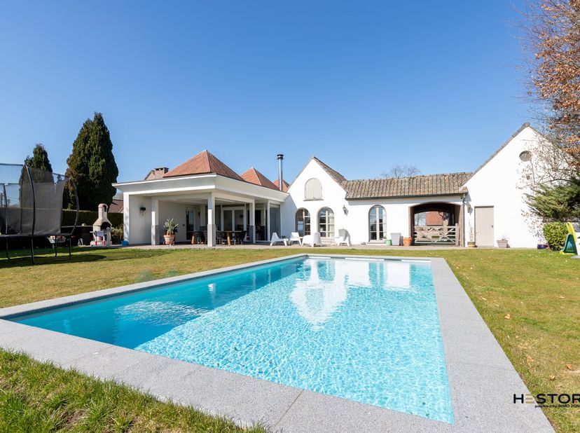Deze prachtig villa in Tielrode is een ware droomwoning voor liefhebbers van ruimte, comfort en tijdloze afwerking.&lt;br /&gt;
Bij binnenkomst via de voord