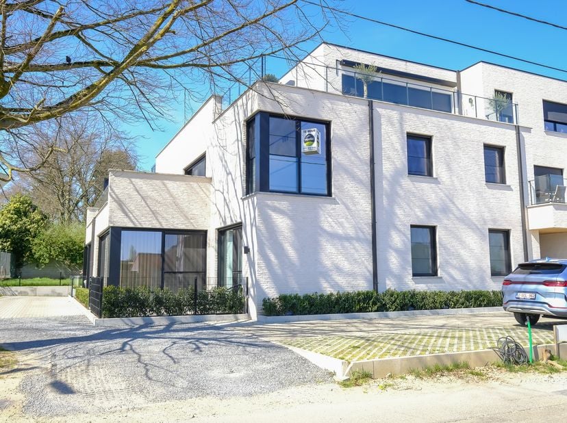 Dit luxueus appartement is gelegen op de Oude Tongersestraat 2 te Bilzen-Hoeselt, net buiten het centrum van Bilzen. &lt;br /&gt;
Het ruime appartement heef