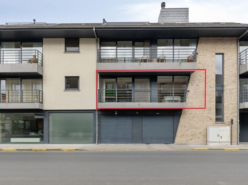 In de 10de-linie-regimentstraat vinden we dit zéér ruime, energiezuinige 2 slaapkamerappartement van 120 vierkante meter op het eerste verdiep, toegan
