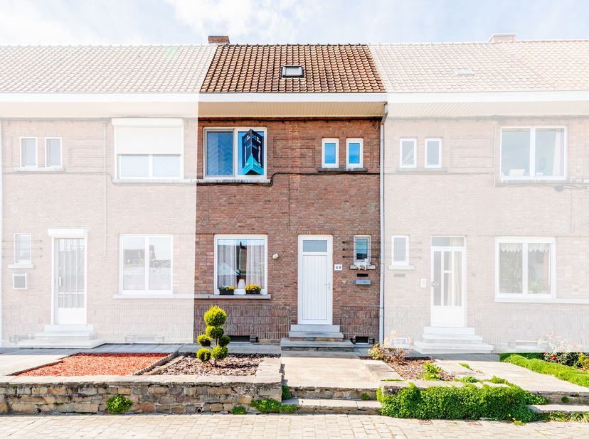 Située dans un quartier calme, cette maison mitoyenne développe une surface habitable de 91 m² sur une parcelle de 2,4a.&lt;br /&gt;
Elle se compose de deux