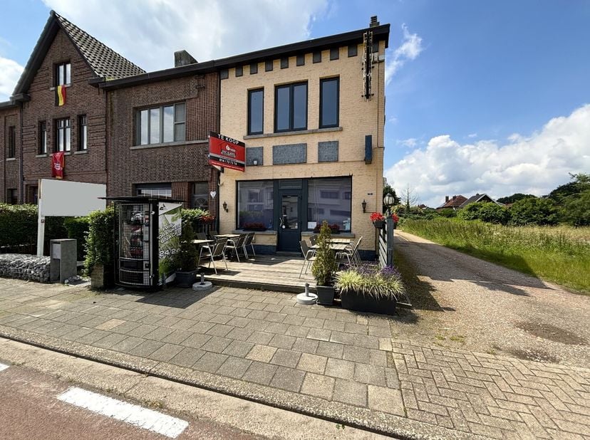 Deze goed draaiende frituur met bovengelegen te renoveren appartement, gelegen op een zeer commerciële ligging aan de Lommelsesteenweg in Leopoldsburg
