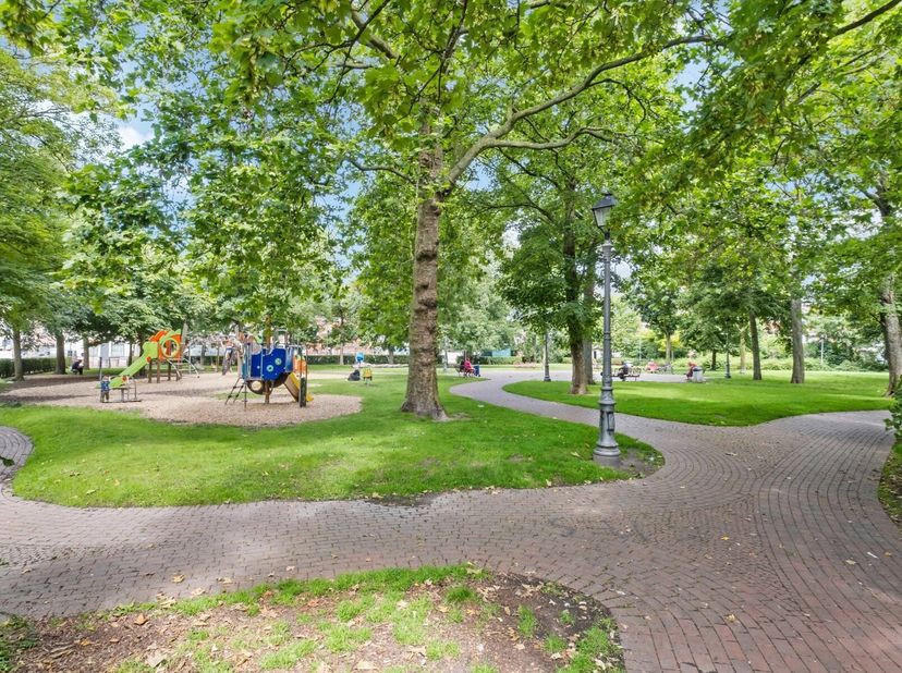 Cet immeuble est situé dans un quartier résidentiel, juste à côté d&#039;un parc à Ostende, offrant une vue ouverte et verdoyante. La propriété est à proxi
