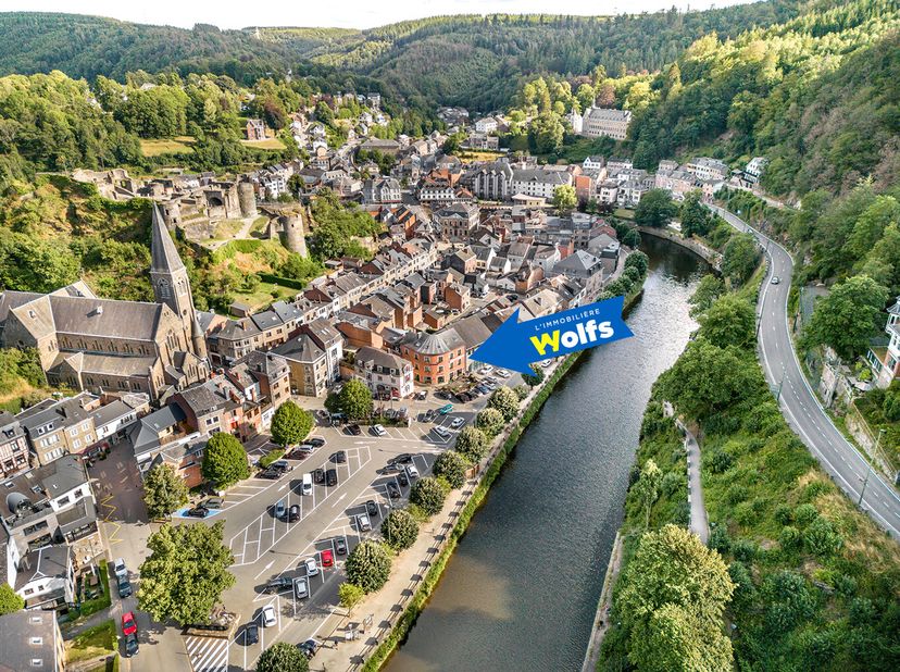 Magnifiquement implanté en plein de centre de la superbe ville historique de La Roche-en-Ardenne, sur les rives de l&#039;Ourthe, l&#039;Immobilière Wolfs a le