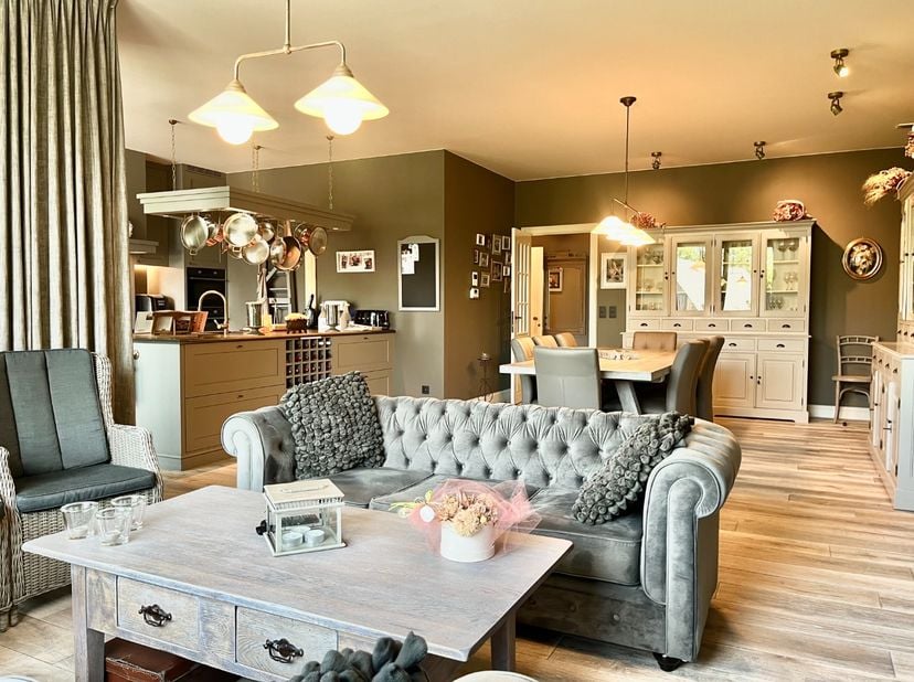 Op een gegeerde locatie in Waregem vind je dit instapklare villa-appartement van 139 m², afgewerkt met hoogwaardige materialen. Denk aan domotica, vlo