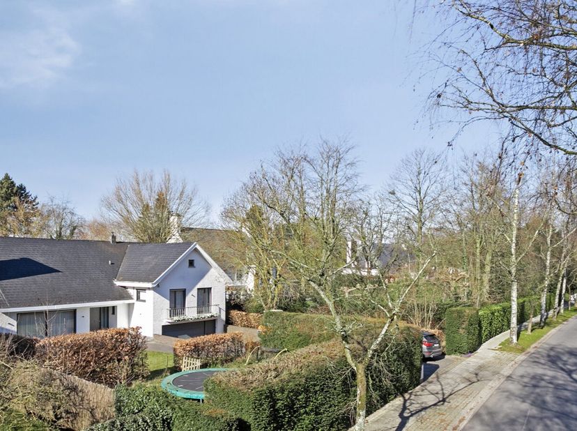 Royale villa gelegen in één van de meest gegeerde lanen van Kortrijk. Een perceel van 1.790m² en een bewoonbare oppervlakte van maar liefst 384m² bied