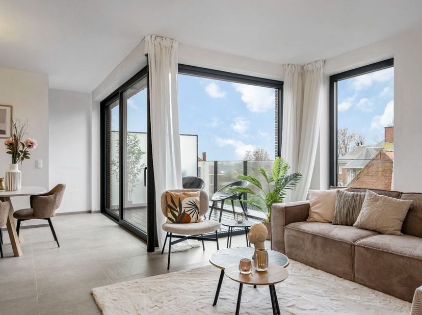 - Duplex nieuwbouwappartement op de 2de en 3de verdieping (lift aanwezig)&lt;br /&gt;
- Ideale ligging (Beselarestraat 322, Beselare)&lt;br /&gt;
- Lichtrijke lee
