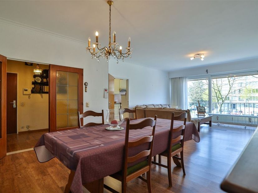 In een rustige en groene woonwijk in Edegem vinden we dit ruim appartement (98m²) met 2 slaapkamers, inclusief  kelder en ondergrondse autostaanplaats
