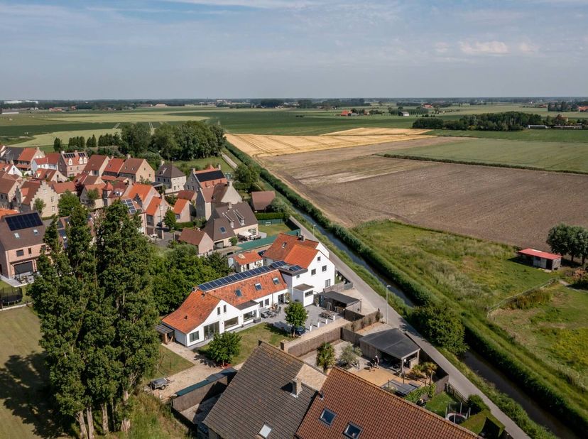 Sur un terrain de 821 m² à Knokke-Heist, nous trouvons cette propriété résidentielle et commerciale à vendre. Outre sa spacieuse surface habitable (33