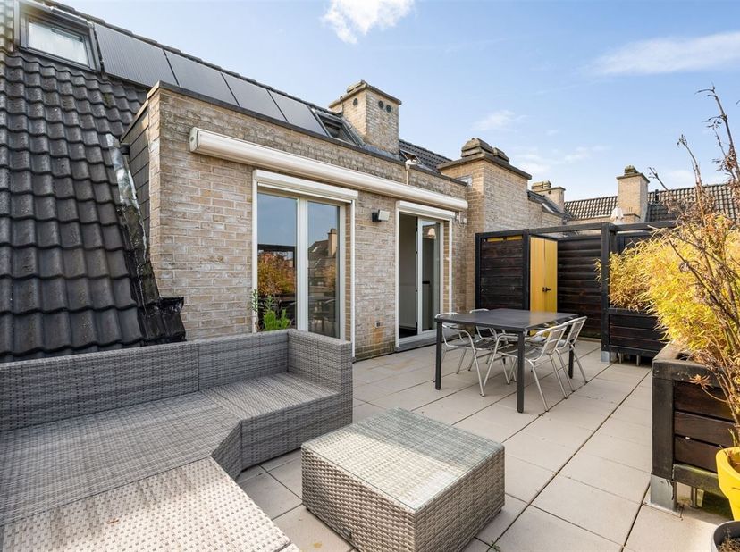 Instapklaar dakappartement met 2 slpks., een dakterras van ca 38 m² en een ondergrondse garagebox en staanplaats. Op loopafstand van scholen, centrum