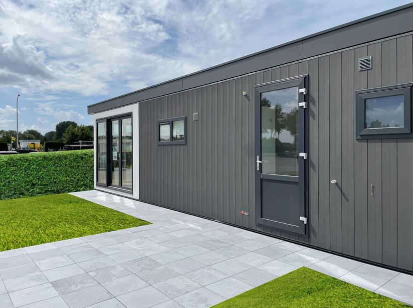 Nieuwe chalets op ruime percelen in volledig vernieuwd vakantiedomein Polderpark II op 800m van de zee! De chalets zijn ruim, instapklaar en voorzien