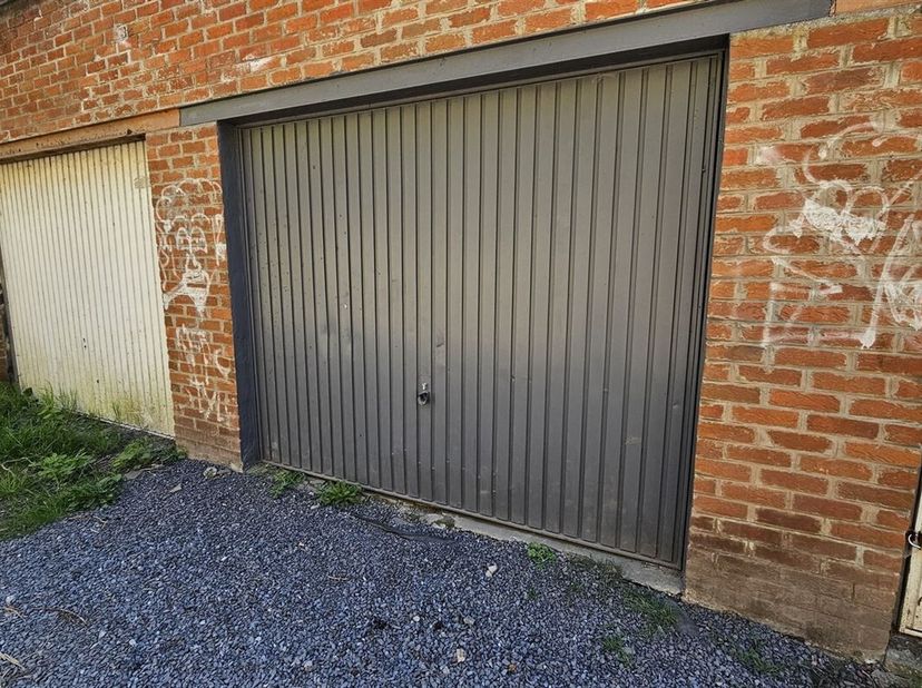 SOUS OPTION - PLUS DE VISITE - Dans une batterie de garages, &lt;br /&gt;
garage de +/- 16 m² + place en façade.&lt;br /&gt;
RC: 59 euros.&lt;br /&gt;
Superficie totale