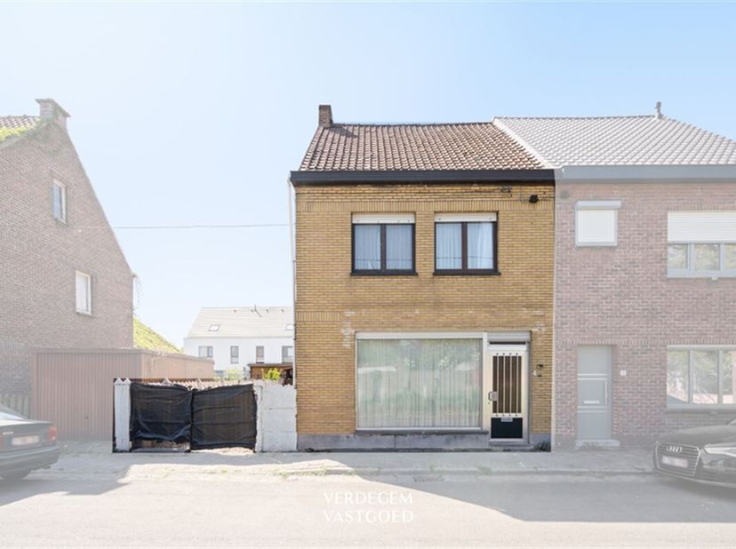 Ligging&lt;br /&gt;
In een rustige straat nabij historisch groen en midden een ondernemende regio. &lt;br /&gt;
Evergem zet in op beleving, wandelen en fietsen, w