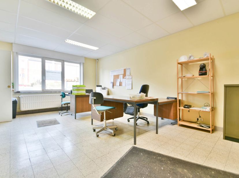 TRIOR vous propose à proximité immédiate de la chaussée de Mons et ses commerces, ce bureau de 28m² + un entrepôt attenant de +/- 90m². Emplacement pa