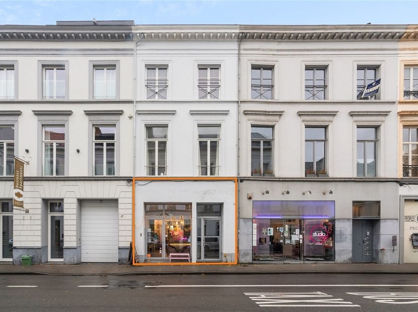 Multifunctionele handelsruimte nabij Gent-Zuid en het Sint-Annaplein. &lt;br /&gt;
Deze commerciële entiteit is op heden verhuurd als horecazaak en heeft ee