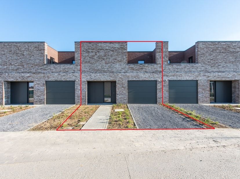 In het hart van Kortessem, op Binnenhof 16, vind je deze gloednieuwe en stijlvolle gesloten bebouwing. Deze woning, opgeleverd in 2023, maakt deel uit
