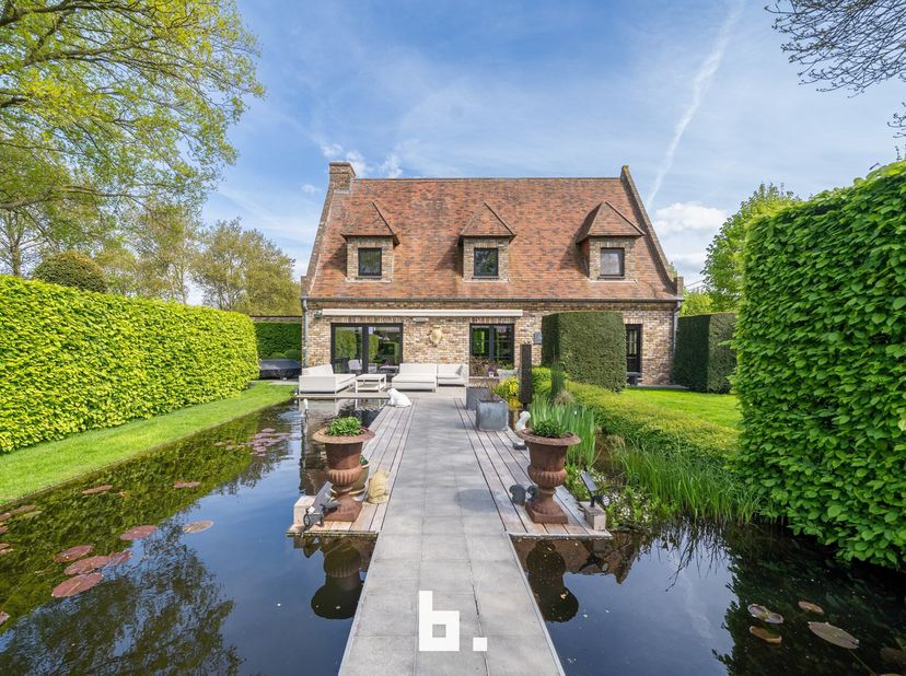 Deze sublieme tuinvilla met  uitzonderlijk aangelegde tuin  waar natuur en rust centraal staan  is een ware lust voor het oog! Op het volledige percee