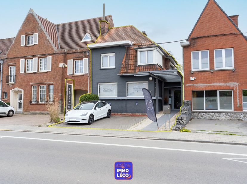 Immeuble de rapport offrant de nombreuses possibilités, proposant actuellement une grande maison d&#039;habitation transformée en salon d&#039;esthétique ainsi