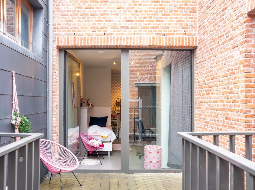 Deze instapklare studentenkamer is gelegen op de tweede verdieping van het bijzondere pakhuis De Vlaeynatie, dat in 2015 werd herontwikkeld met behoud