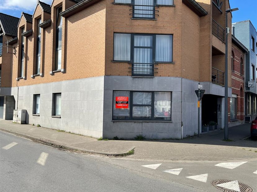 Mooi gelegen appartement aan de kerk in Moen : inkom, ruime living, open ruime ingerichte keuken, badkamer, berging, 2 slaapkamers, terras. Het appart