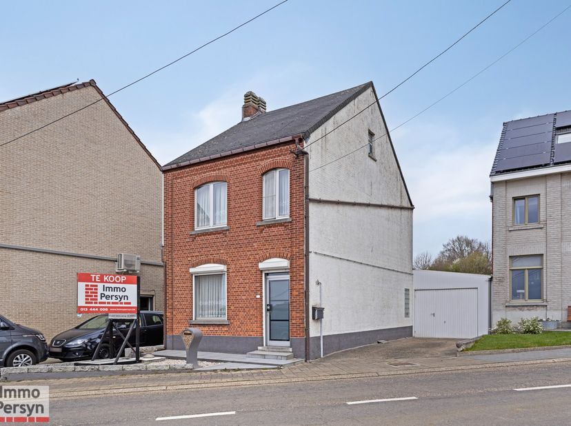 Deze karaktervolle woning, gelegen aan Slangenberg 105 in Scherpenheuvel-Zichem, biedt een uitgelezen kans voor wie op zoek is naar een renovatieproje