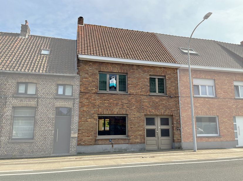 Deze woning is centraal gelegen op de grens van Sint-Michiels en Oostkamp, nabij alle belangrijke verbindingswegen en op fietsafstand van centrum Brug