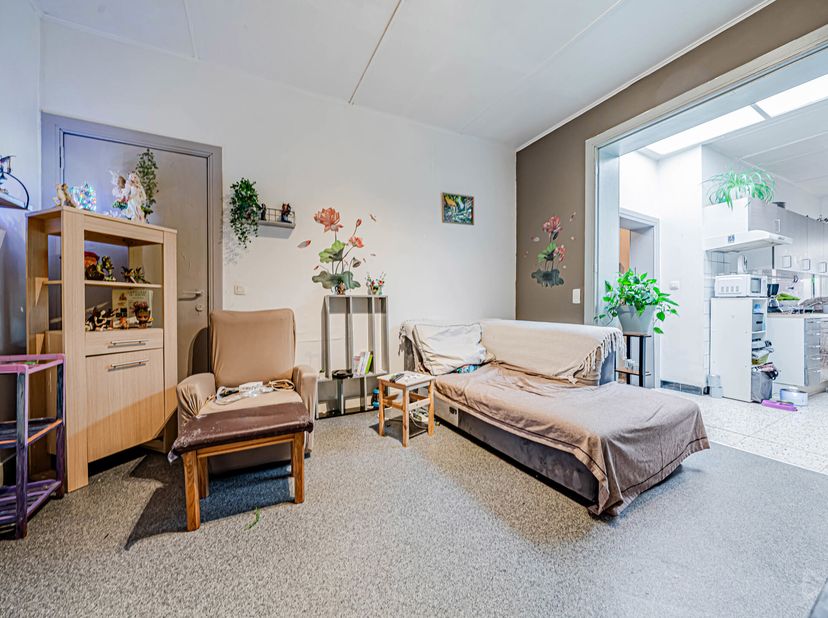 We invest Liège et Lucas vous propose à la vente cet appartement situé au rez-de-chaussée dun petit immeuble de trois unités, cet appartement une cham