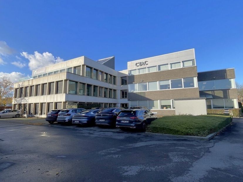 1.074m² instapklare en gemeubelde kantoren op 1e en 2e verdieping met interne trap (opsplitsbaar vanaf 331m² kantoren)&lt;br /&gt;
Ligging: langsheen E313 (