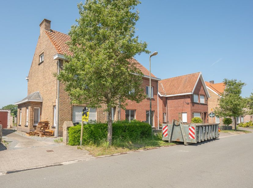Bent u op zoek naar een woning die u volledig naar uw eigen smaak kan renoveren? Dan is deze halfopen woning precies wat u zoekt. Gelegen op een uitst
