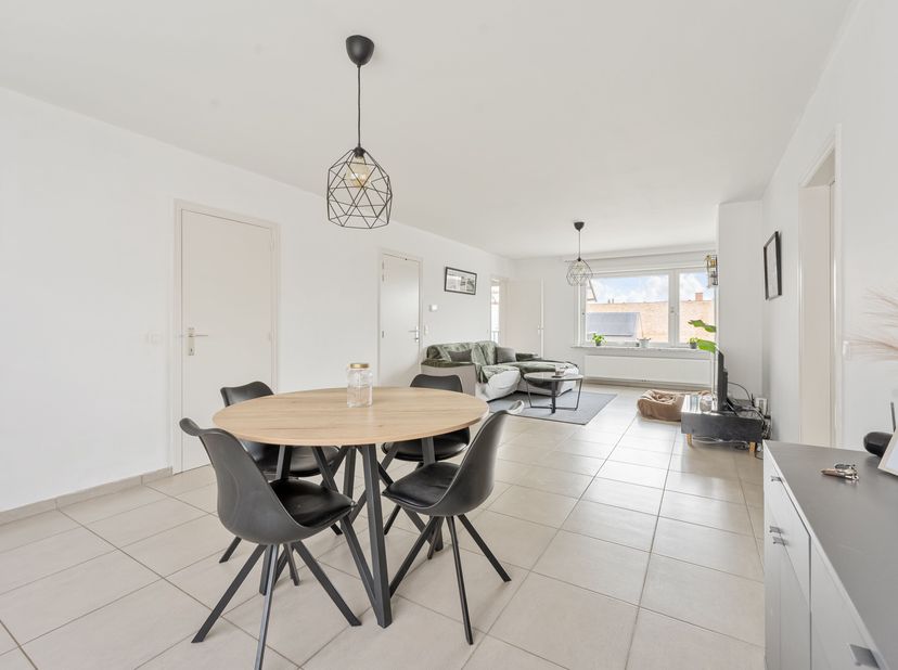 Verzorgd en centraal gelegen appartement met 2 slaapkamers zoekt nieuwe bewoners!&lt;br /&gt;
Dit appartement bestaat uit een grote leefruimte, waar er plaa