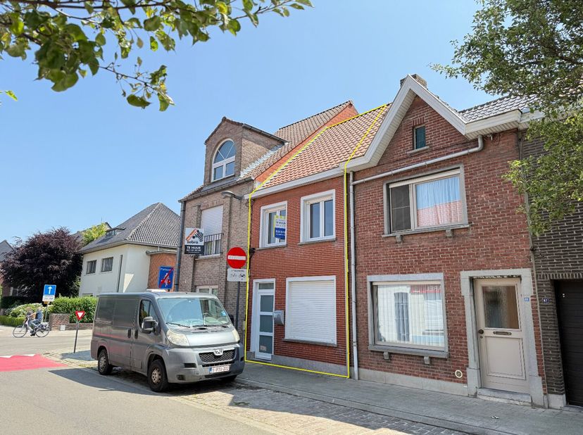 Deze gezellige woning vinden we terug in het centrum van Tielt met een uitstekende ligging nabij verschillende invalswegen, winkels, warenhuizen,....&lt;