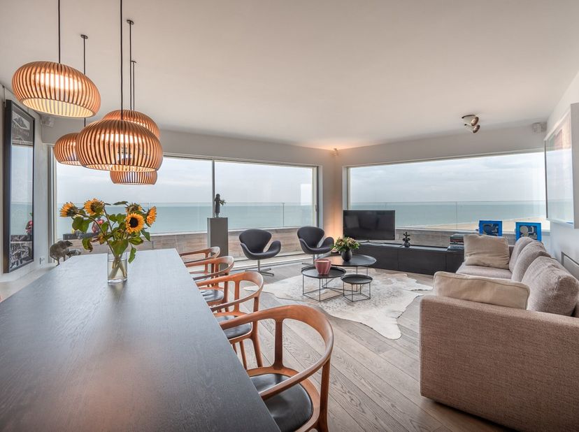 Gemeubeld - Luxe hoekappartement met panoramisch zeezicht en royale terrassen&lt;br /&gt;
Dit exclusieve familie-appartement biedt een ongeëvenaarde woonerv