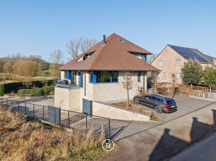 Ontdek deze villa met grote garage en groene vergezichten.&lt;br /&gt;
Gelegen in een rustige buurt met achteraan een wijds uitzicht over een natuurgebied b