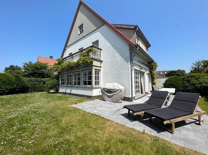 Prachtige half-open villa in een charmante wijk met 4 slaapkamers en zonnige tuin, nabij het strand en de minigolf in Duinbergen.&lt;br /&gt;
&lt;br /&gt;
Indelin