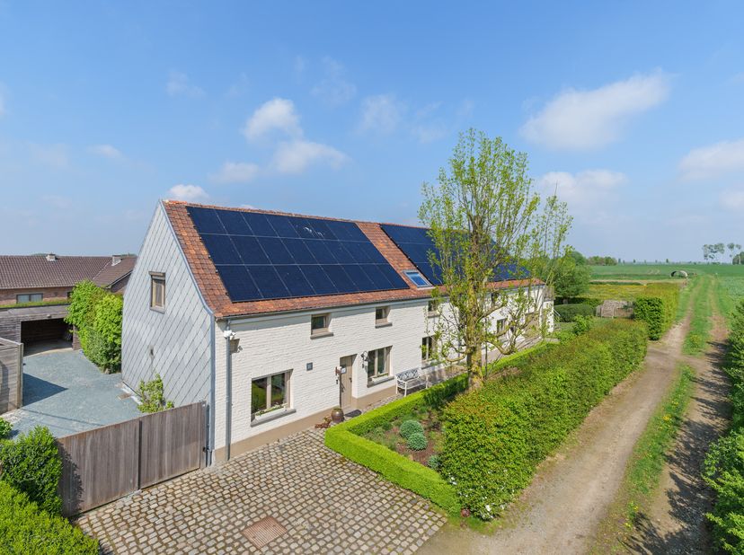 Cette villa de ferme n&#039;est pas seulement un joyau visuel, mais aussi un parangon technique de la vie durable. Grâce à 60 panneaux solaires, une pompe