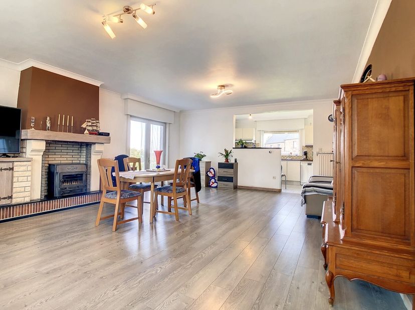 Ontdek deze alleenstaande woning, perfect gelegen in het hart van Westrozebeke.&lt;br /&gt;
Bij binnenkomst word je verwelkomd in de ruime inkomhal met gast