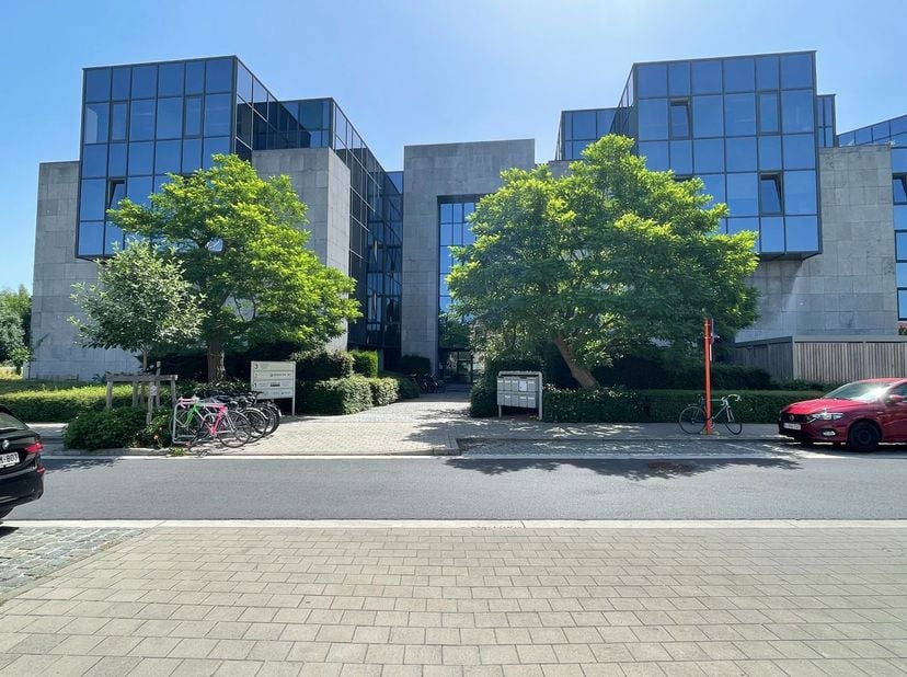 Espace de bureaux de 369 m² à louer le long de la N60 avec accès immédiat à l&#039;E40 (1 km), l&#039;E17, le R4 et le centre de Gand. La gare de Gand-Saint-Pie