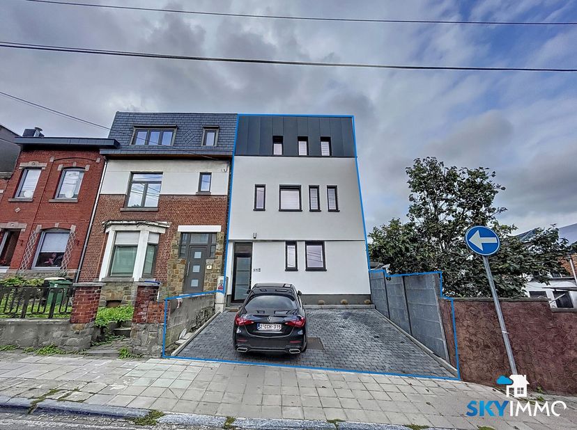 L&#039;agence  SKYIMMO vous propose ce superbe DUPLEX 3 façades. Ce bien, située à JUPILLE,  est composé comme suit :&lt;br /&gt;
 AU 1ER ÉTAGE  : Hall d&#039;entrée