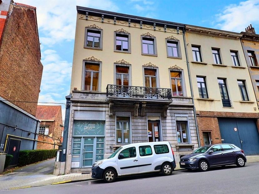 Home Expert Immo vous propose aujourdhui une opportunité rare : un superbe immeuble de rapport de ± 625 m², idéalement situé à Schaerbeek et entièreme