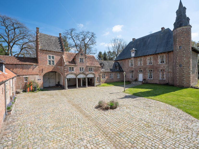 Schitterend kasteel  &#039;Tielenhof&#039; omringd met brede grachten is gelegen nét buiten de dorpskern van Tielen (Kasterlee) op een prachtig stuk grond van c