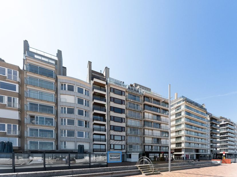 Appartement élégamment aménagé sur deux niveaux.&lt;br /&gt;
Au niveau inférieur, une chambre spacieuse avec parquet, équipée de placards et d&#039;éclairage enc