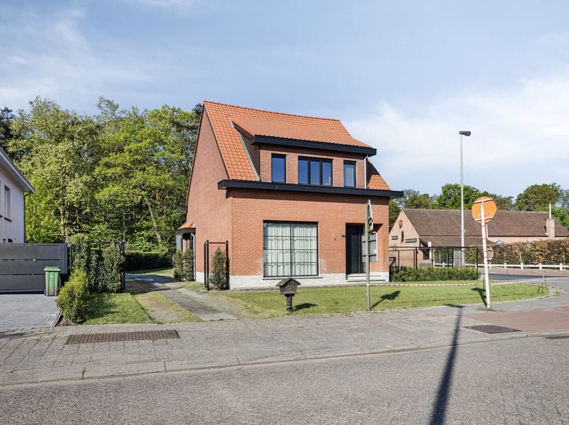 Ben je op zoek naar een zonnige woning waar je zo kan intrekken? Dan is deze gerenoveerde woning precies wat je zoekt. Op een mooie hoekligging combin