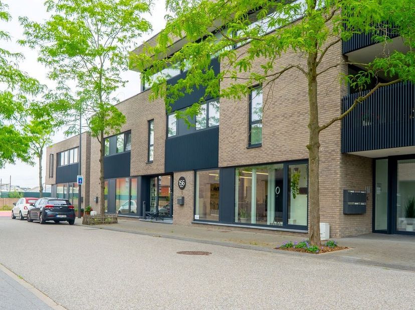 Op zoek naar een multifunctionele handelsruimte vlakbij de binnenstad van Hasselt, en op minder dan 5 minuten wandelen van het treinstation en bussenc