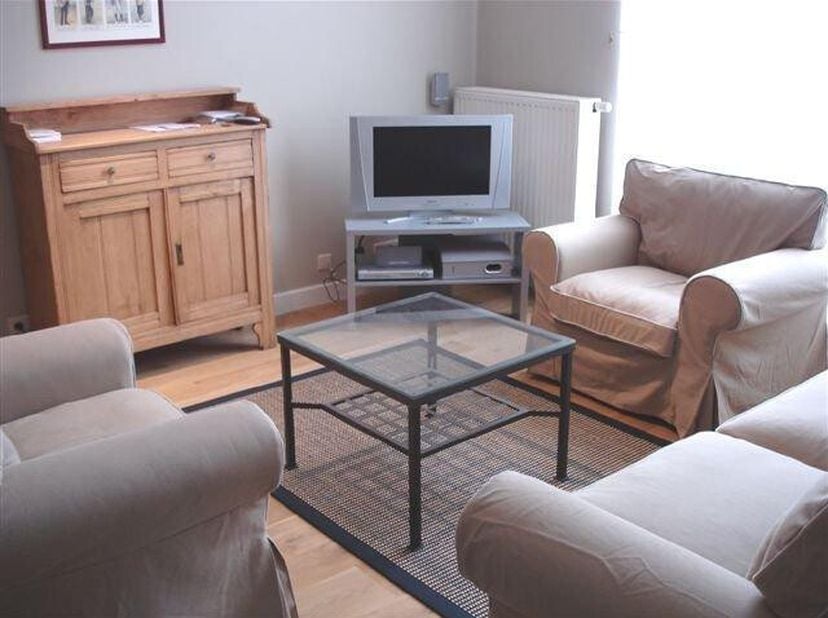 SCHAERBEEK, in de nabijheid van het Jubelpark en alle voorzieningen, GEMEUBILEERD APPARTEMENT van 60m² (1 slpk/1 bureau/1 badk). Gelegen op de 1e verd