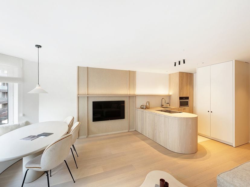 Magnifique appartement avec 2 chambres à coucher et 2 salles de bains, situé au coeur du Zoute, à 50 mètres de la plage, dans un quartier animé avec d