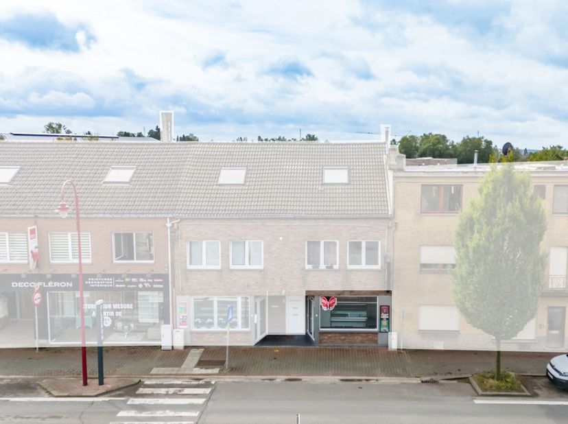 Ideaal gelegen op een hoofdas tussen Beyne-Heusay en Fléron, bedrijf van +/- 70 m² (voorheen frituur) als volgt samengesteld:  Commerciële ruimte van