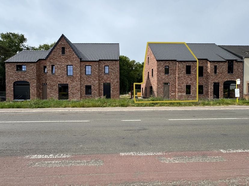 Droom je van een woning die je volledig naar eigen smaak en budget kan afwerken? Deze ruime casco woning in landelijke pastorijstijl combineert karakt