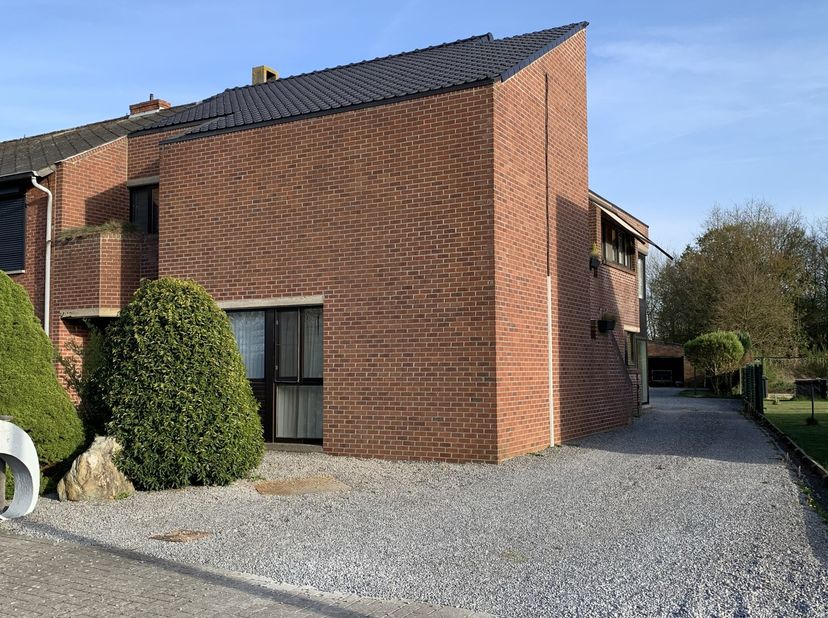 Dit ruim gelijkvloers appartement bevat 3 slaapkamers. De kleinste kamer werd nu echter ingericht als bureauruimte. De gezellige leefruimte bevat mome